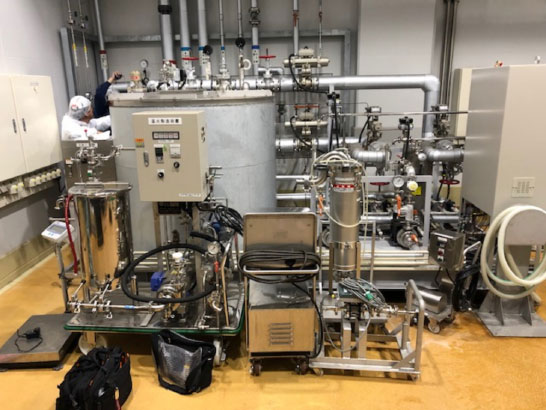 写真：スペースを圧迫する温⽔製造装置